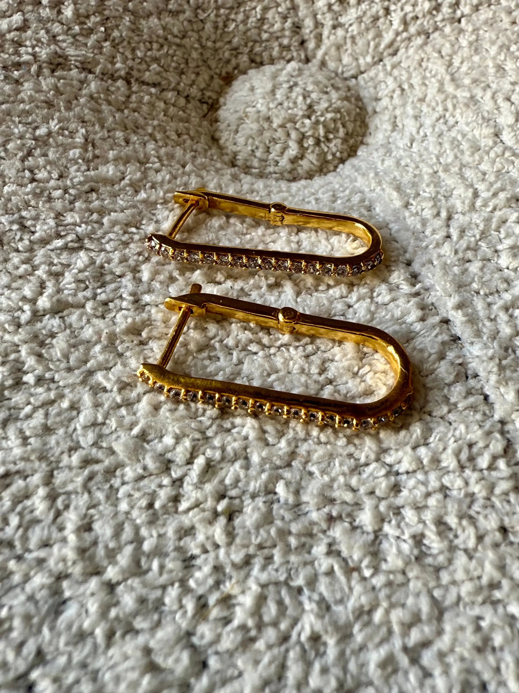 Golden Glamour U-Shaped Diamond Earrings - Diatoms