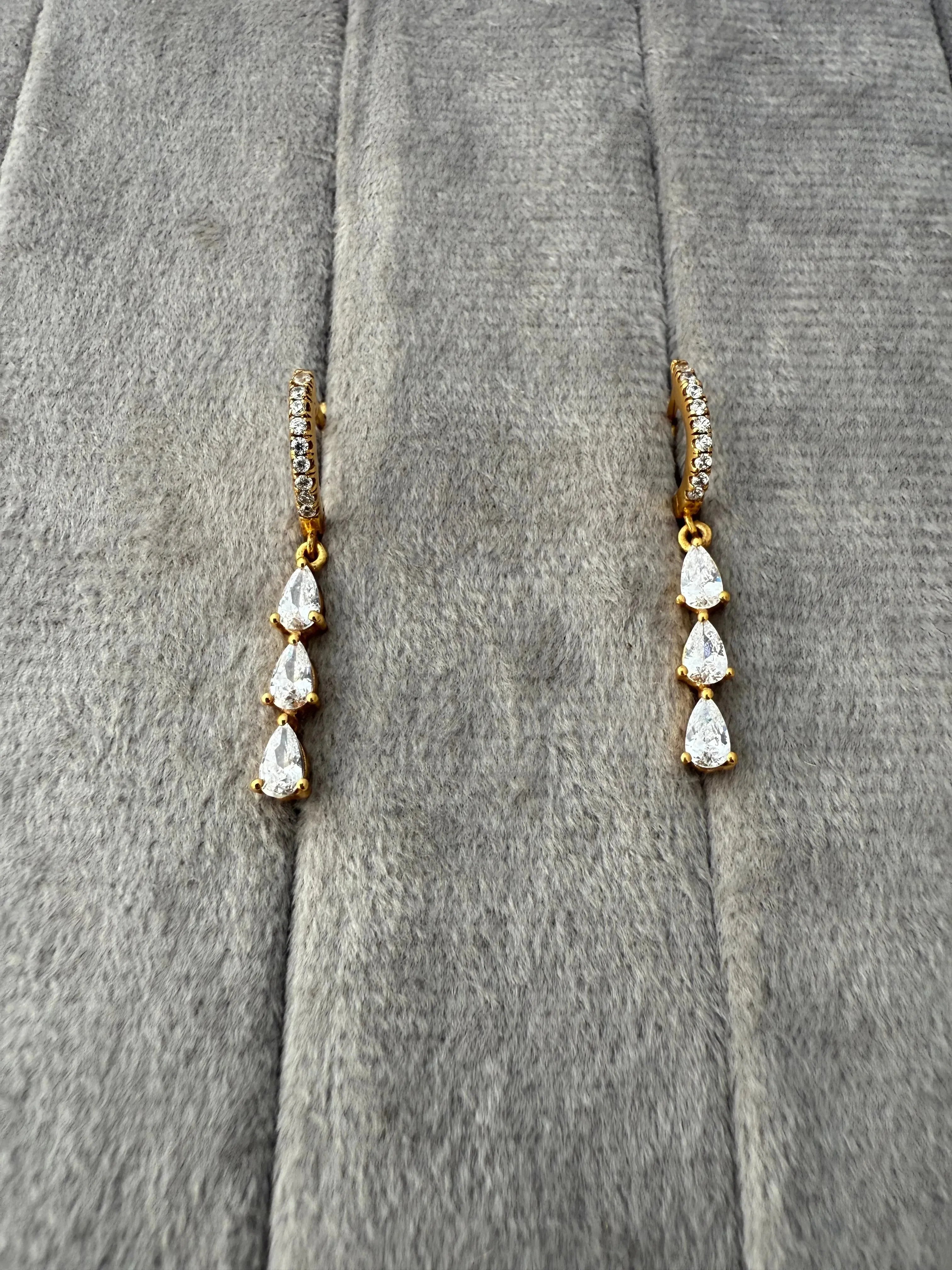 Opulent Ivory Diamond Drops Earrings - Diatoms