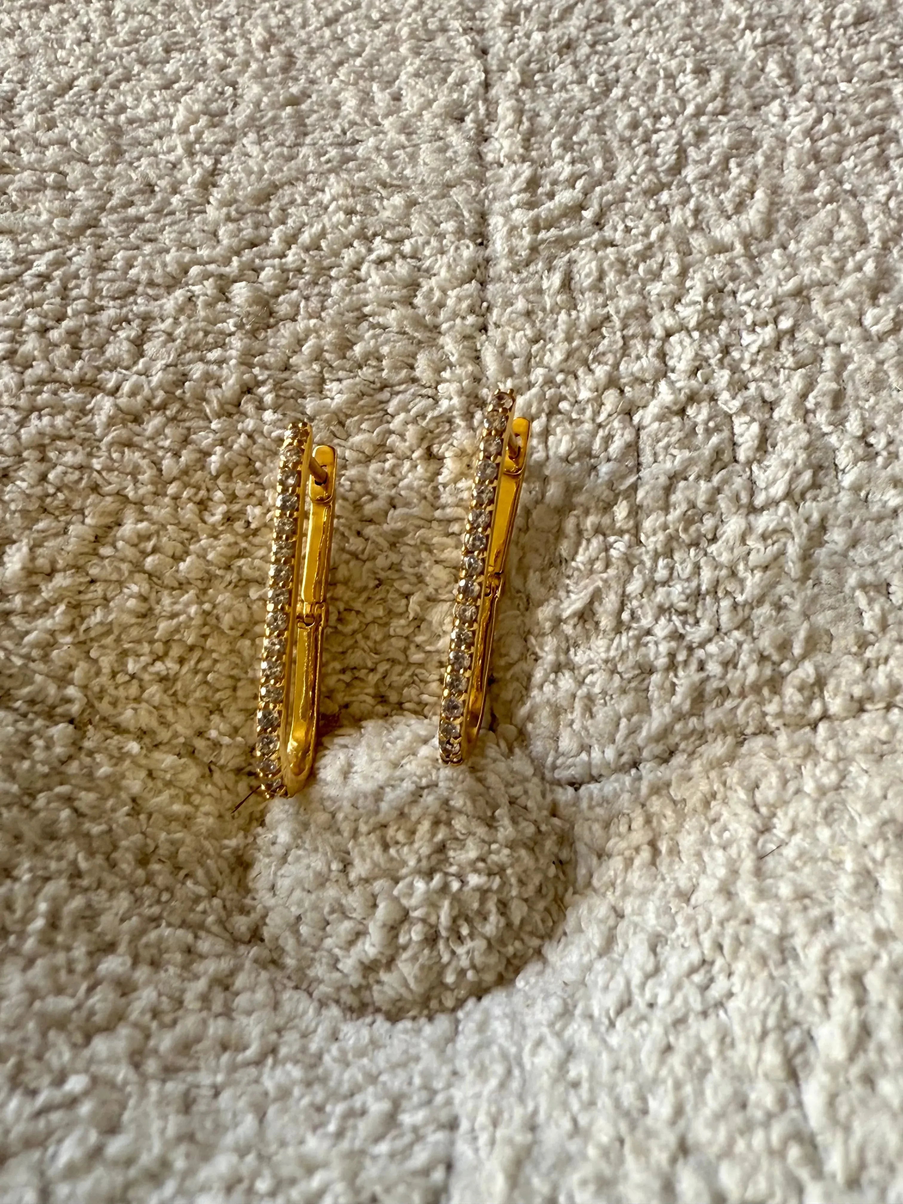 Golden Glamour U-Shaped Diamond Earrings - Diatoms