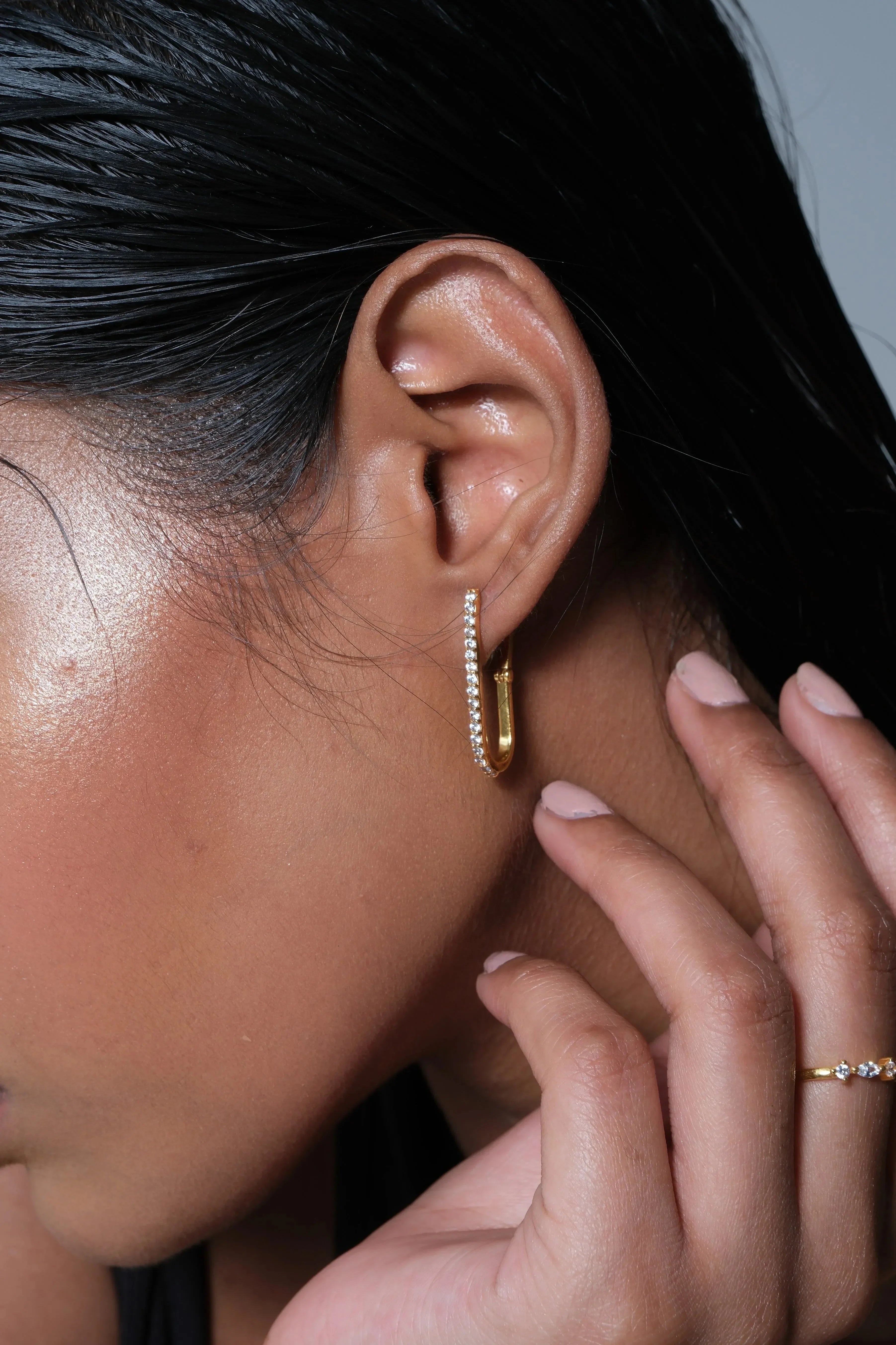 Golden Glamour U-Shaped Diamond Earrings - Diatoms