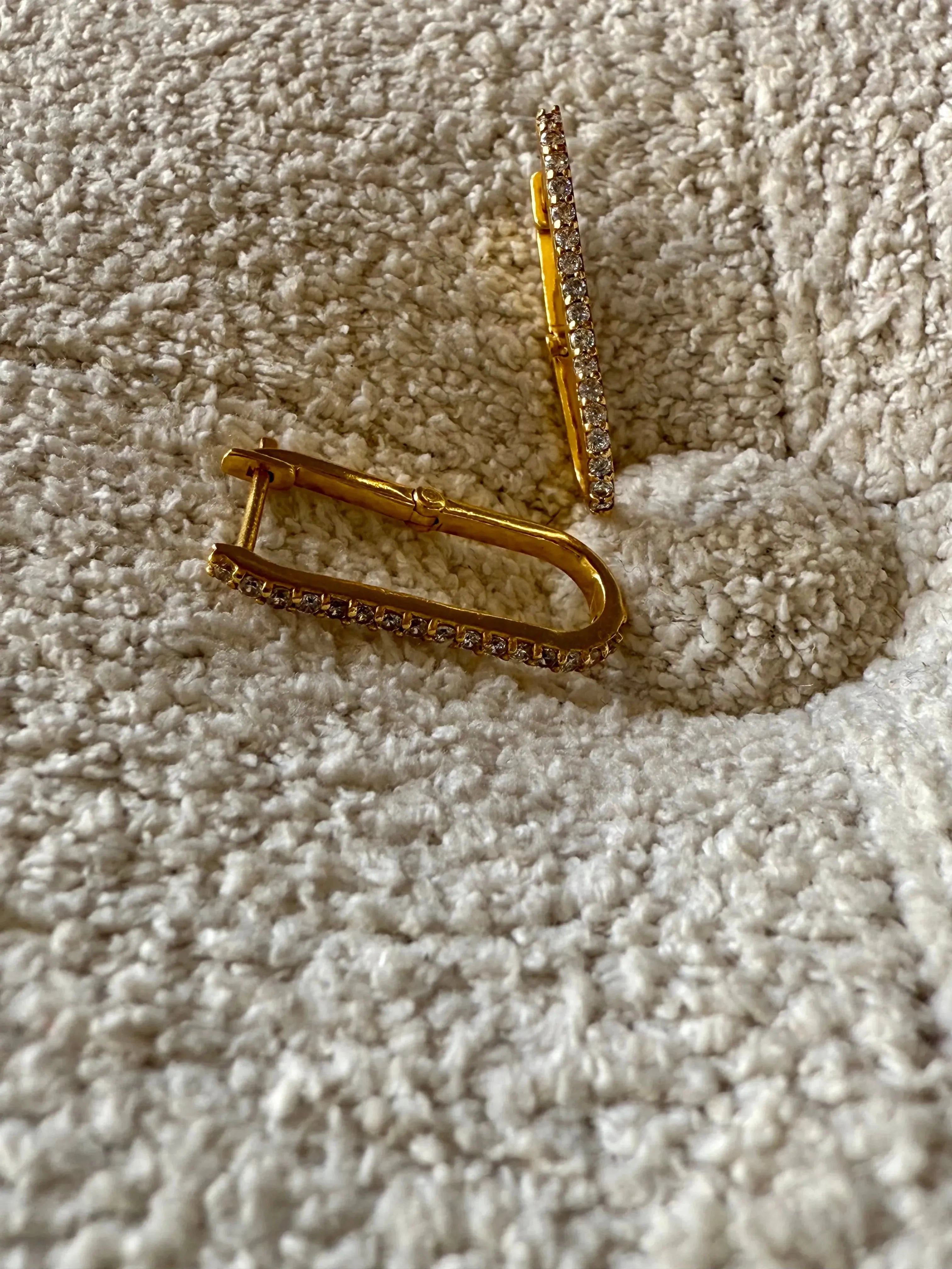 Golden Glamour U-Shaped Diamond Earrings - Diatoms