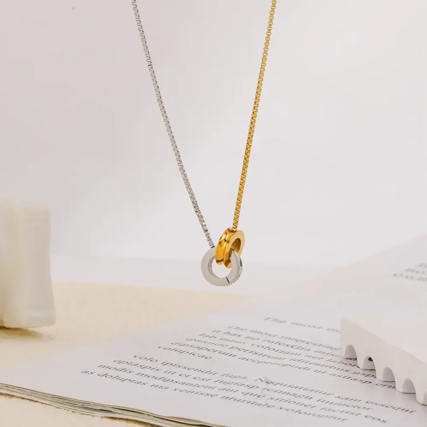 Luxy Interlocking Circle Necklace - Diatoms