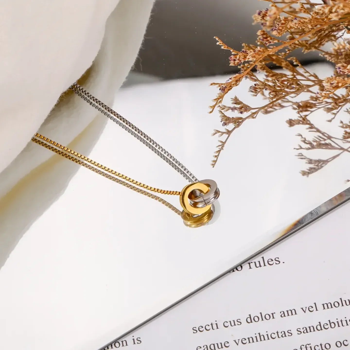 Luxy Interlocking Circle Necklace - Diatoms